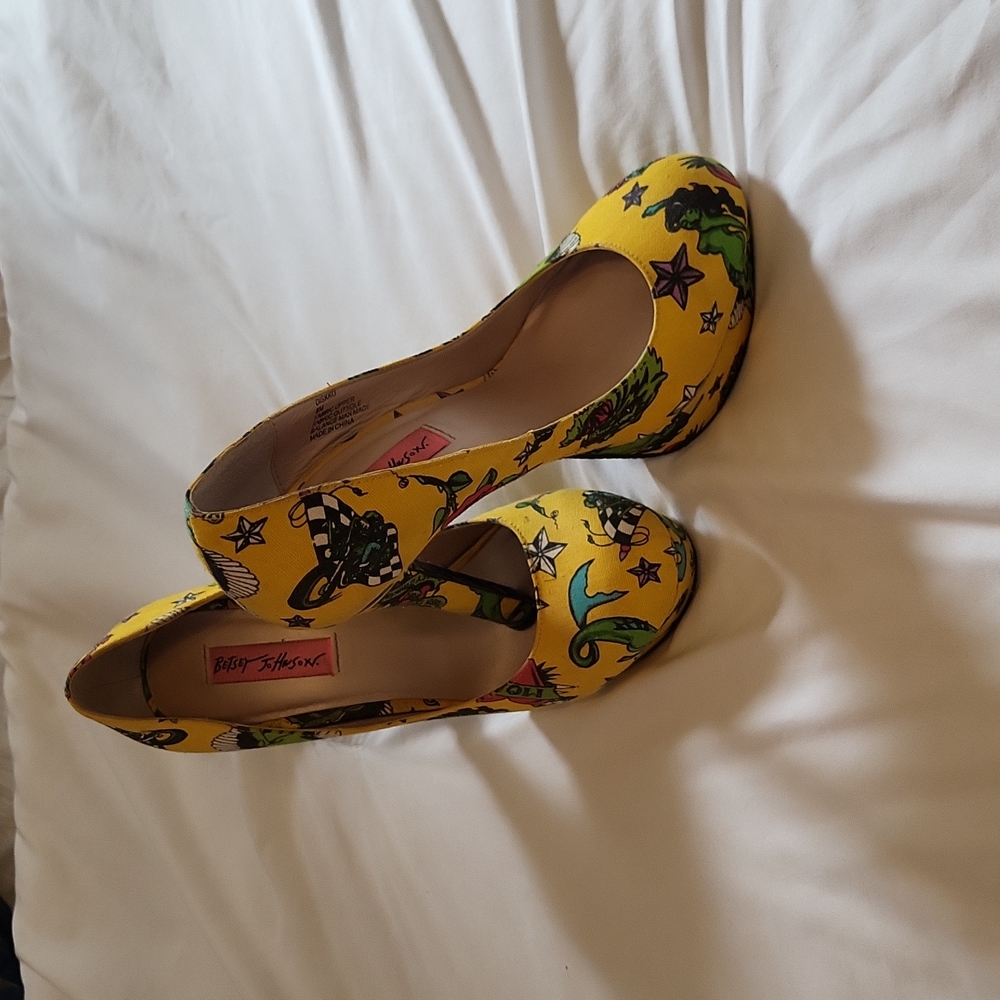 Betsey Johnson Diskko round toe pumps size 8